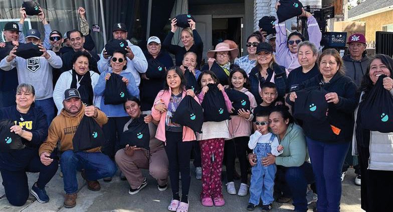 Children's Hunger Fund volunteers with USANA Kids Eat bags